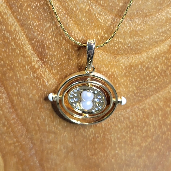 Noble Collection Lumos Harry Potter Charm Pendant #4 Time Turner with GP Chain - Picture 3 of 9